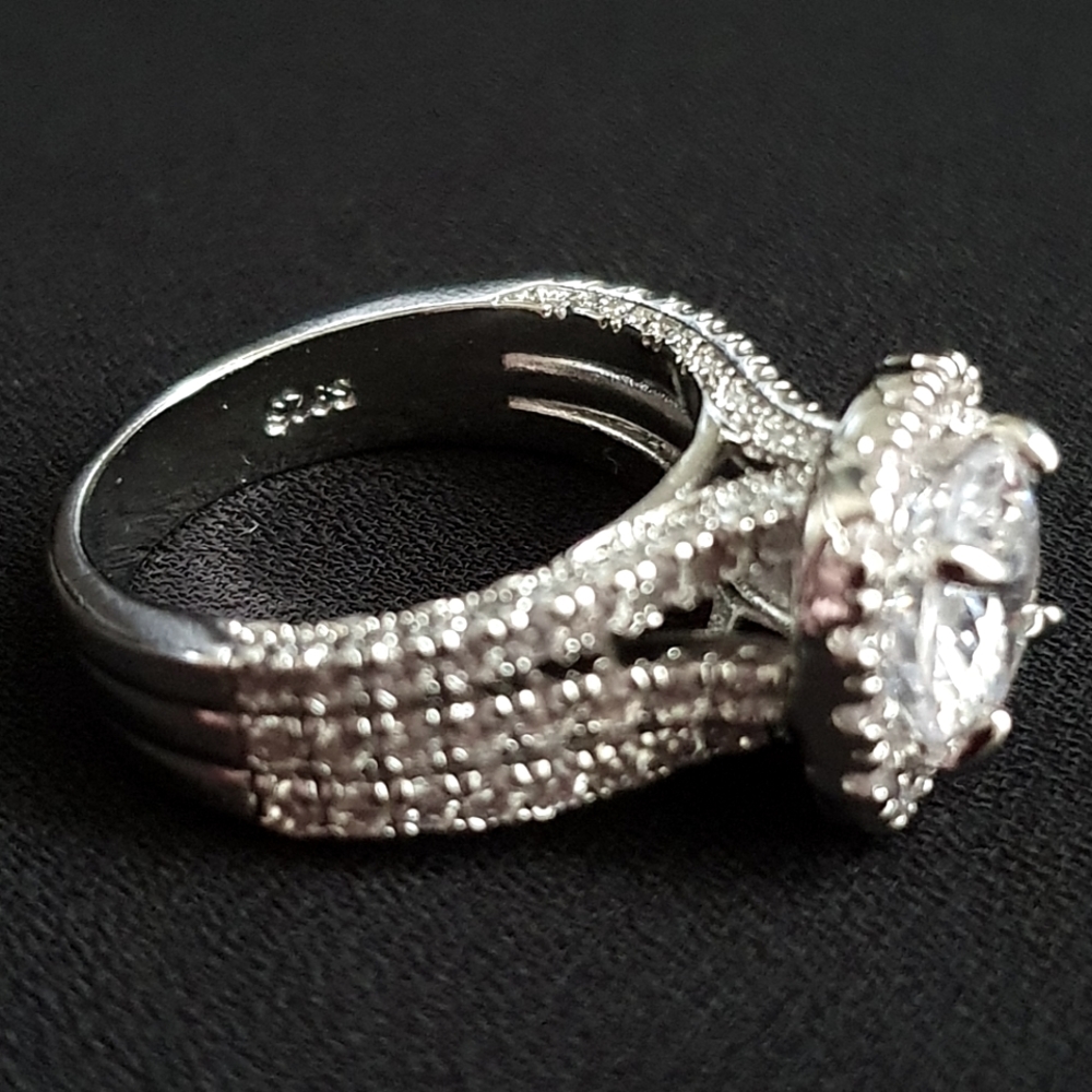 Gorgeous Inlayed Diamonds Wedding Ring - Picture 3 of 5